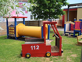 Garten mit Spielgeräten Garten mit Spielgeräten